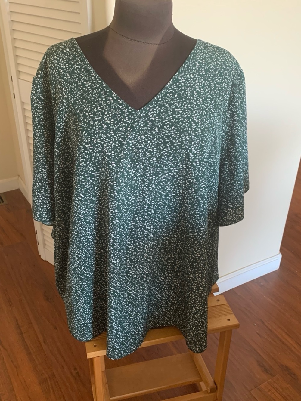 SHEIN  6X Green V-Neck Floral short sleeve Top